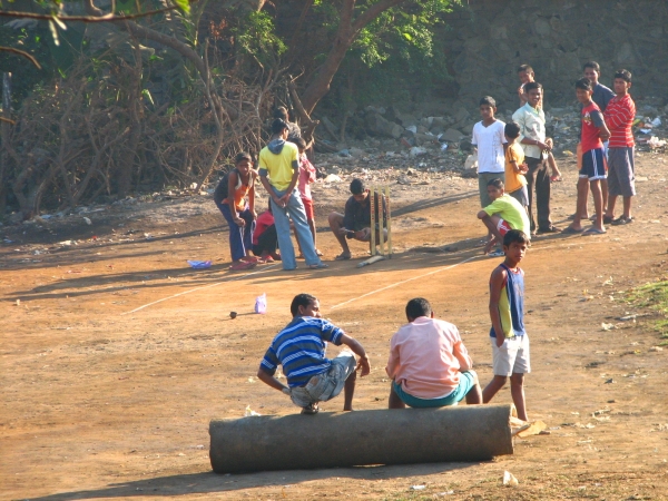 makeshift game of cricket in Mumbai